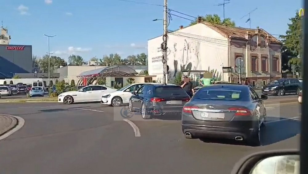 VIDEO. Accident lângă mall, pe Drumul Careiului. Jaguar de Franța VS Audi de Sătmar