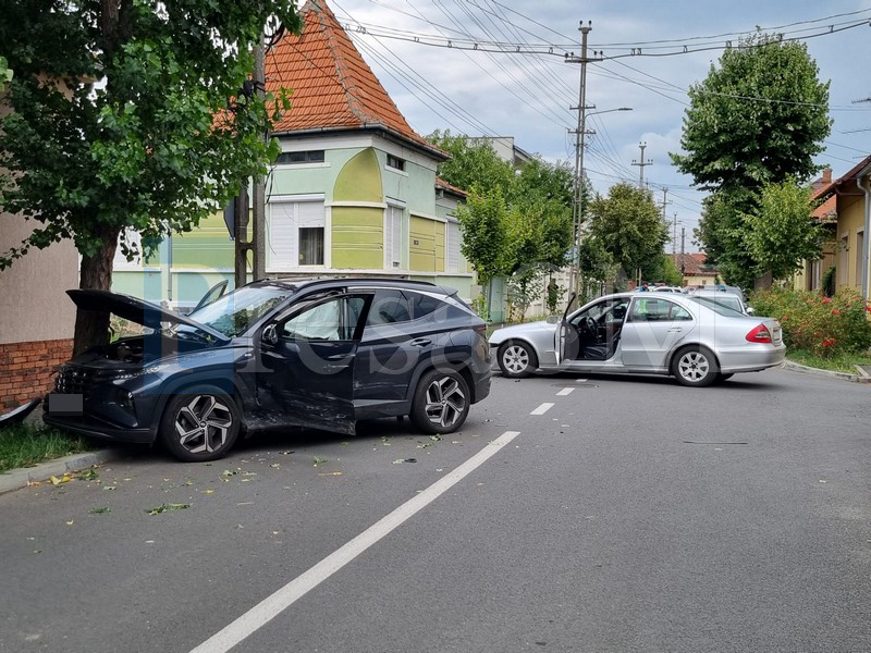 FOTO. Accident în municipiul Satu Mare, în cartierul funcționarilor. O șoferiță a ajuns la spital