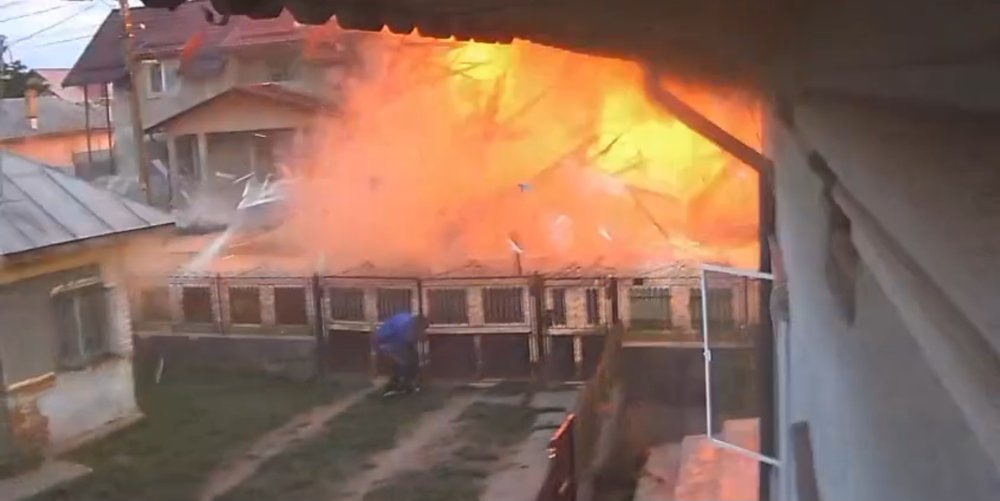 VIDEO. Explozie la un magazin alimentar din țară, surprinsă de camerele de supraveghere. A zguduit casele învecinate