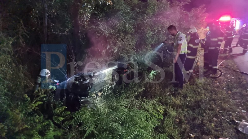 FOTO/VIDEO. Mașină răsturnată în șanț, în Lazuri. Automobilul a luat foc!