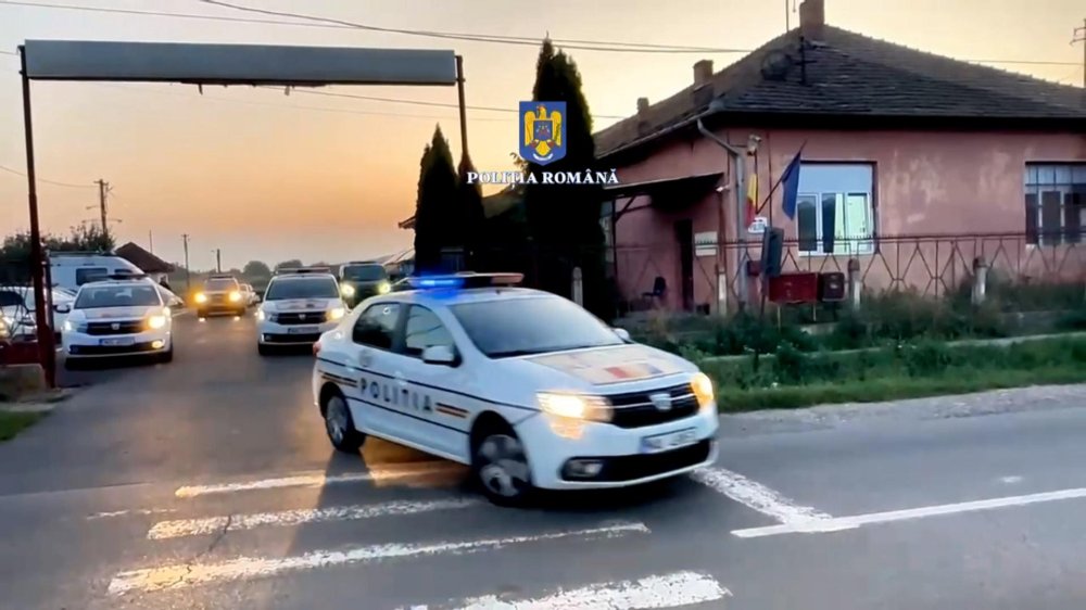 Se întâmplă în România. Părinți acuzați că au vândut tabletele primite de copii. Mascații au descins într-o comună din țară