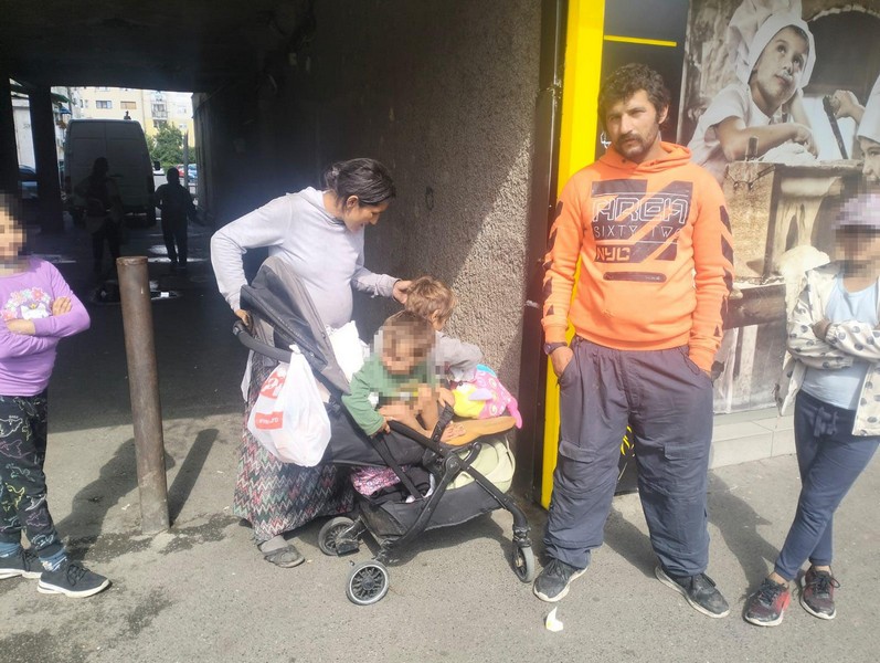 FOTO. Soți prinși în timp ce-și puneau copiii la cerșit, în municipiul Satu Mare