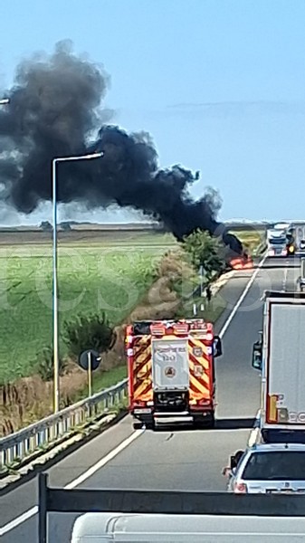 incendiu carei masina in flacari.jpg