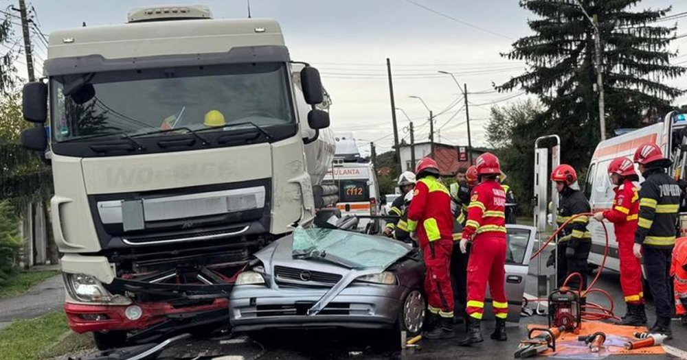 FOTO/VIDEO. Accident cumplit în țară. Trei persoane au murit după ce un autoturism s-a izbit violent de o cisternă