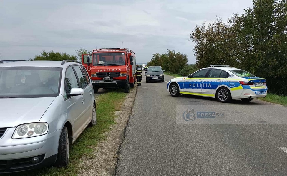 FOTO. Mașină răsturnată în șanț lângă Aeroclubul Satu Mare. O victimă la Urgență