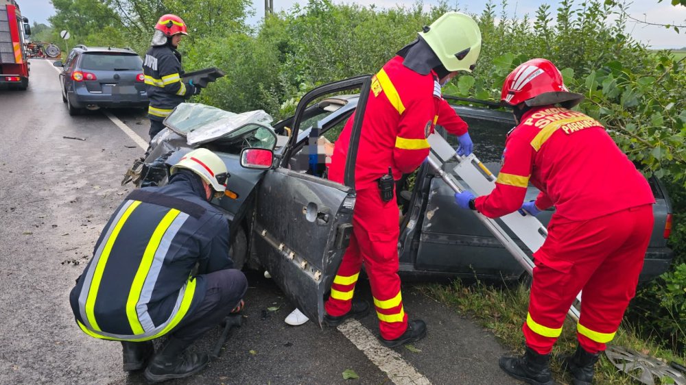 Două mașini în șanț, 5 victime la Urgență. Cine a produs accidentul din Lazuri