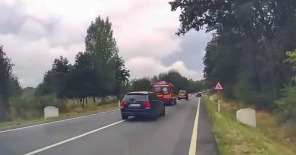 FOTO. Comportamente periculoase pe șoselele din județul vecin. Șoferi prinși urmărind ambulanțele în misiune