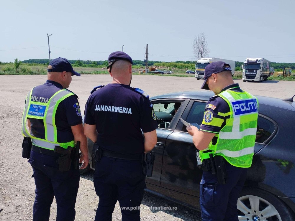 Doi bărbați prinși beți într-o mașină, în municipiul Satu Mare. S-au ales cu dosar penal