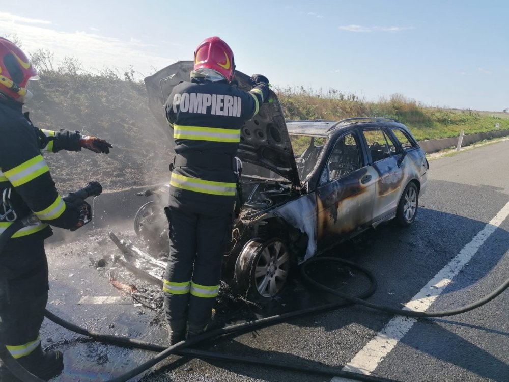 FOTO. Mașină făcută scrum pe centura Careiului. Fumul se vede la zeci de kilometri