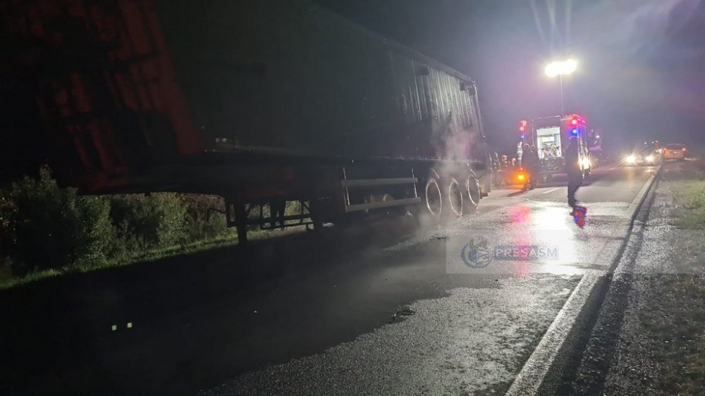 FOTO. TIR cuprins de flăcări pe DN 1F, între Căuaș și Tășnadul Nou