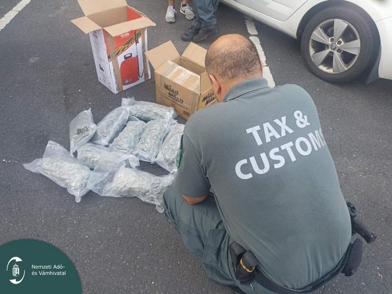 FOTO/VIDEO. Polițiștii maghiari au tras pe dreapta microbuzul românilor care mergeau în Italia. Surpriză când au verificat bagajele