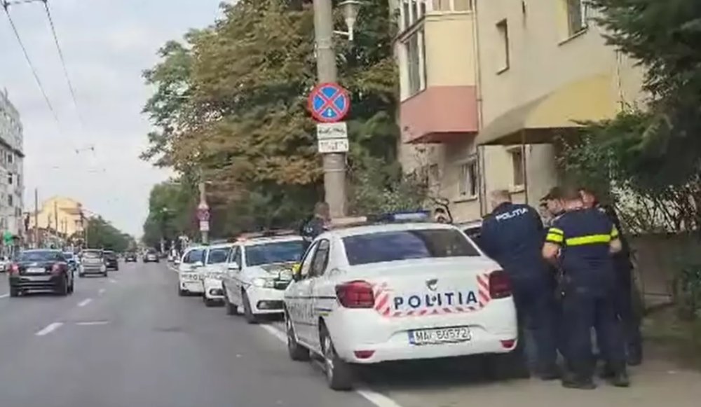 VIDEO. Incident neobișnuit în țară. Polițiști atacați cu făcălețul. Au intervenit șapte echipaje