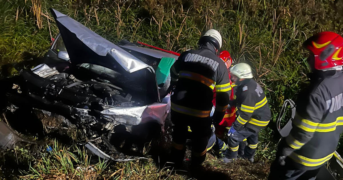 Accident în județul Satu Mare. Două persoane au ajuns la spital. Șoferița s-a răsturnat cu mașina în șanț