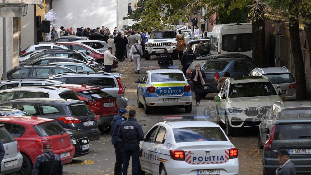 VIDEO. Nuntă „de cartier” oprită de polițiști în fața unui bloc din Satu Mare