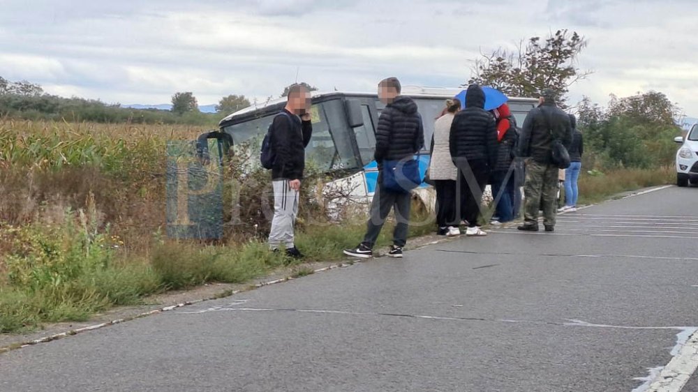 FOTO. Accident în județul Satu Mare. Un autobuz cu pasageri a ajuns în șanț