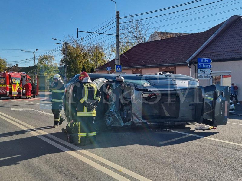 VIDEO. Accident în municipiul Satu Mare. Automobil răsturnat pe carosabil, impact puternic