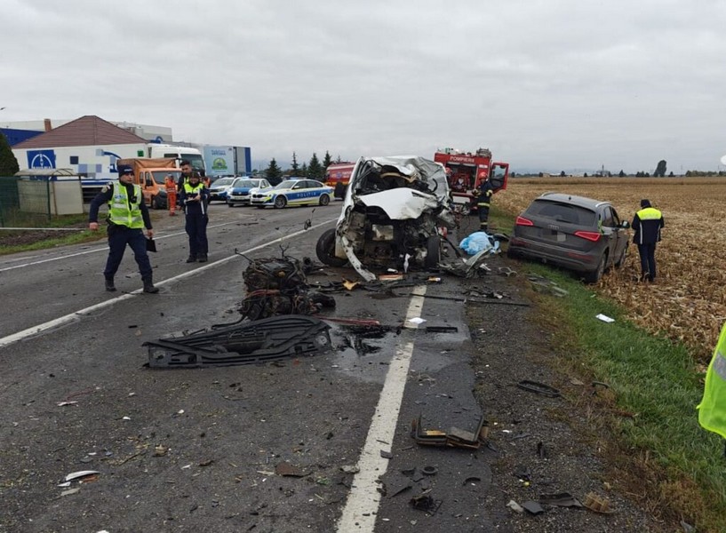 FOTO. Accident cumplit în țară. O persoană a murit. Impact între camion, mașină și autoutilitară