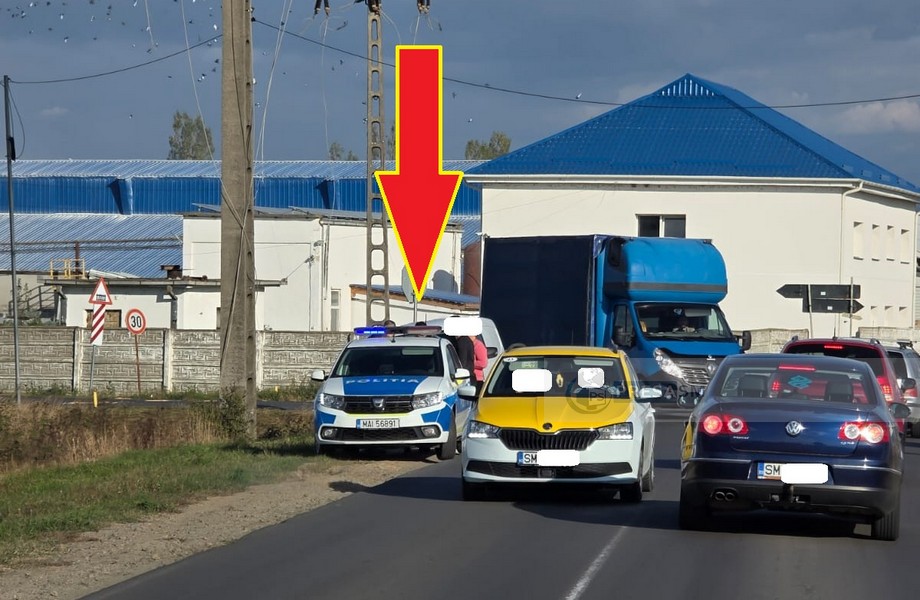 FOTO. Accident la intersecția Medieșu Aurit/Potău. Mașină proiectată pe spațiul verde