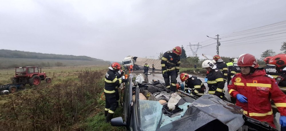 FOTO/VIDEO. Accident șocant în țară. TIR scăpat de sub control. Două persoane au murit