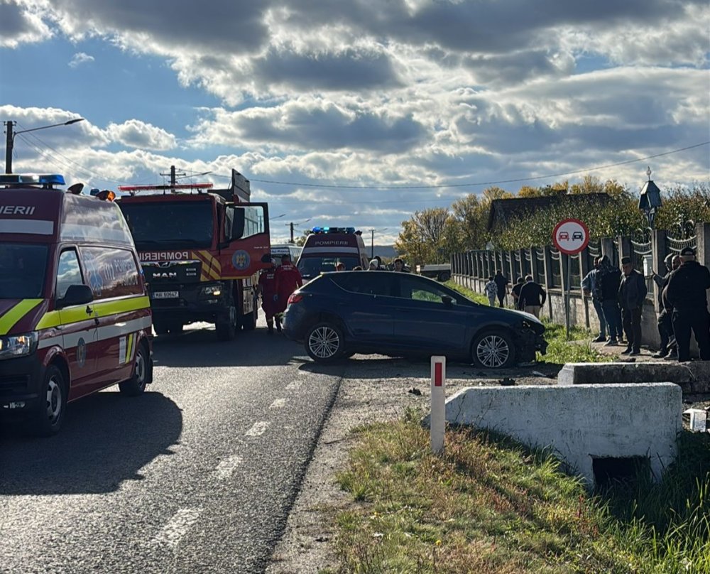 FOTO. Accident în județul Satu Mare: o femeie a rămas încarcerată, elicopterul SMURD a preluat-o