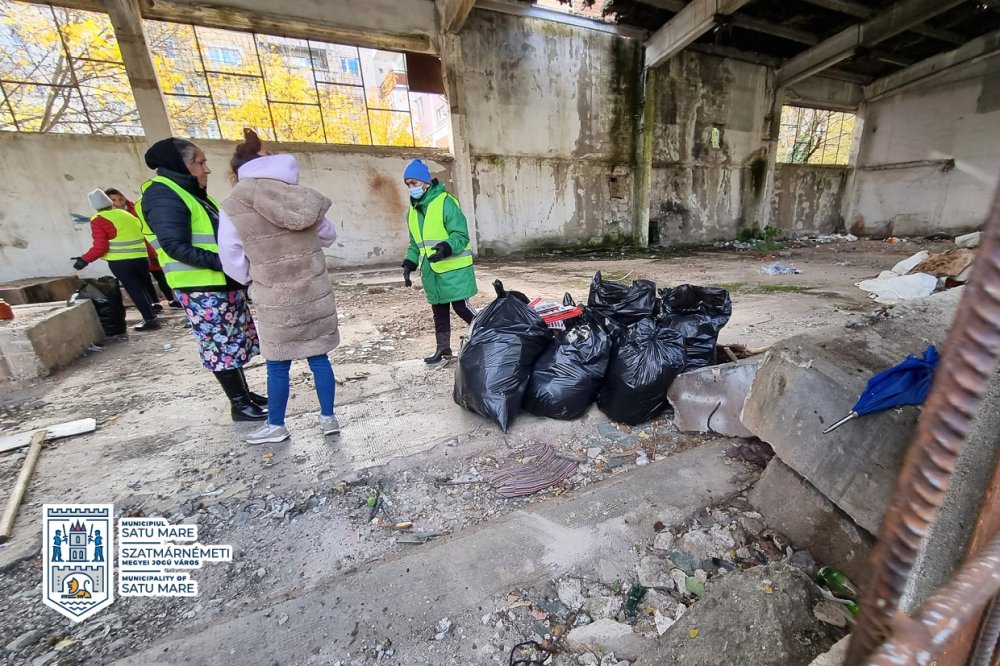 FOTO. Asistații social au făcut curat în municipiul Satu Mare. Primăria trage un semnal de alarmă