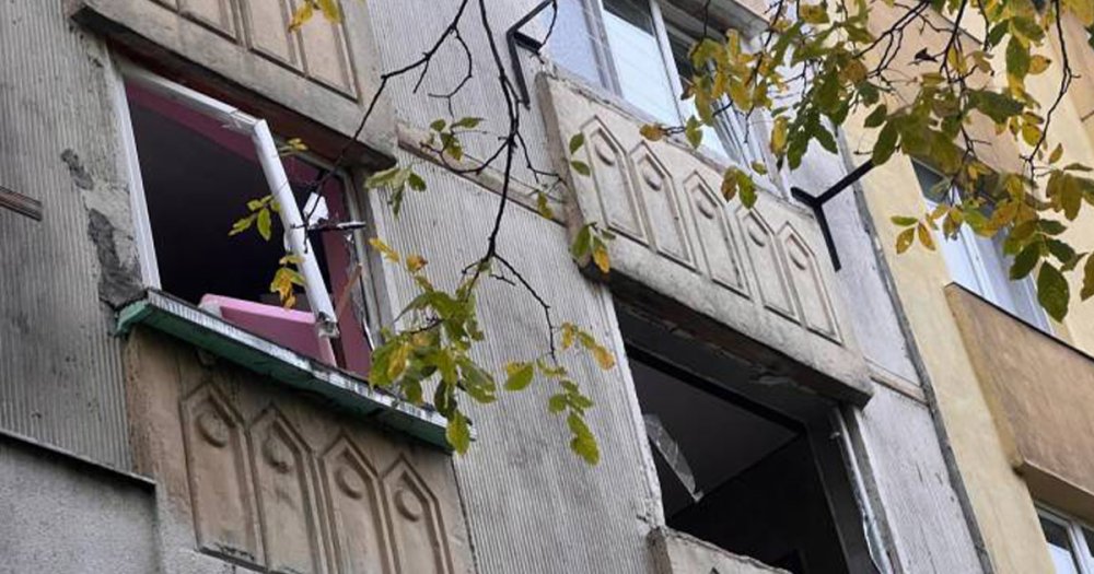 FOTO/VIDEO. Explozie la un apartament din Bistrița. Proprietarul dormea când s-a produs explozia