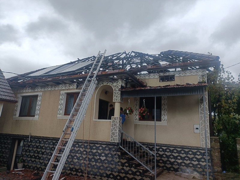 incendiu acoperis pompieri  (2).jpg