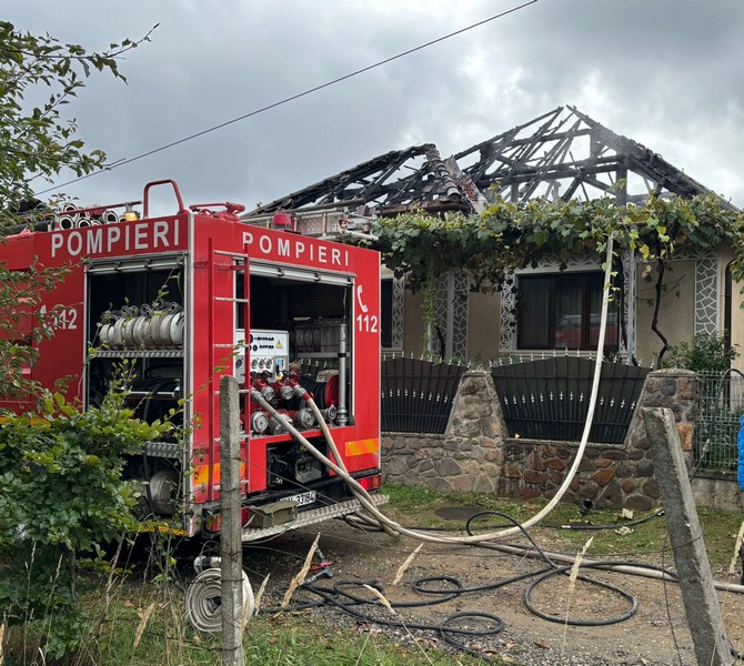 incendiu acoperis pompieri  (3).jpg