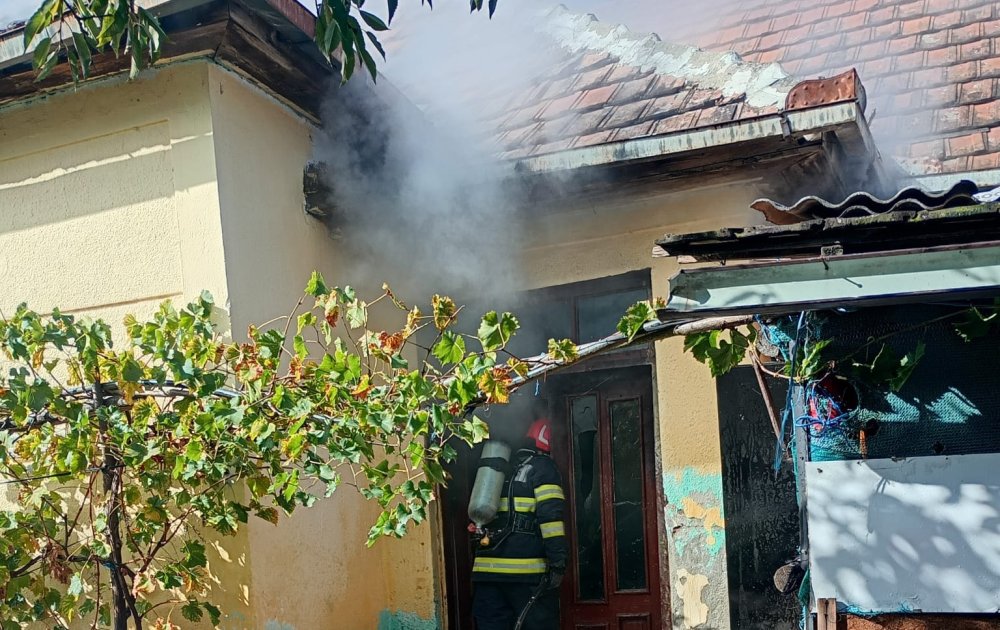 incendiu pompieri casa (1).jpg
