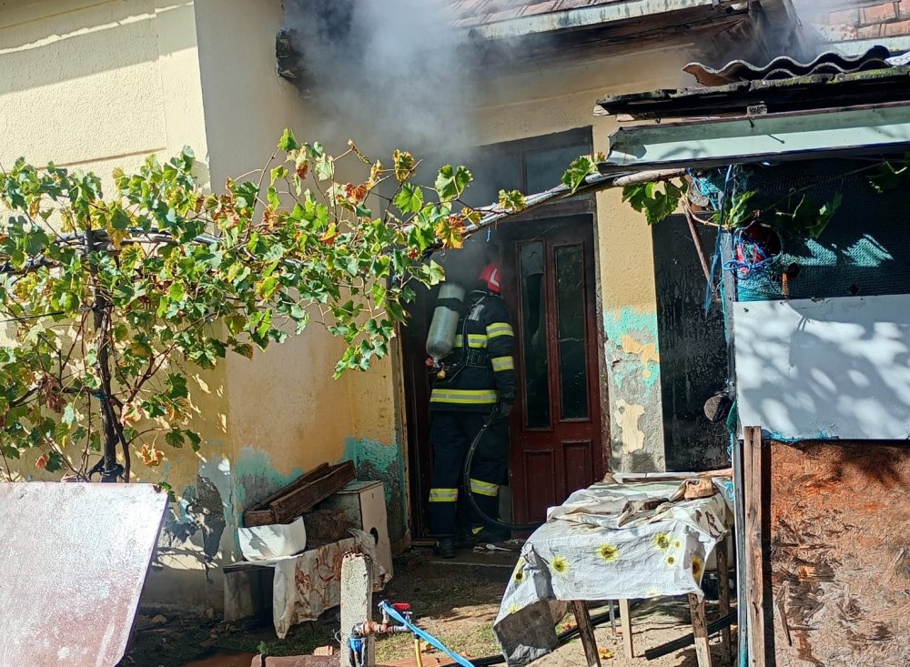 incendiu pompieri casa (5).jpg