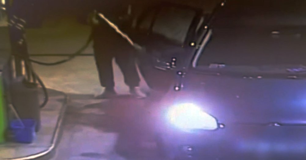 VIDEO. La un pas de dezastru într-o benzinărie din țară. Un bărbat a turnat benzină și pe mașină