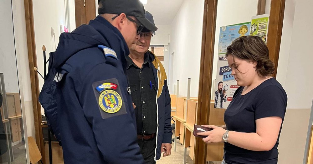 FOTO. Sătmărean cu spirit civic! A găsit un portofel și l-a predat jandarmilor. Oamenii legii au găsit proprietara