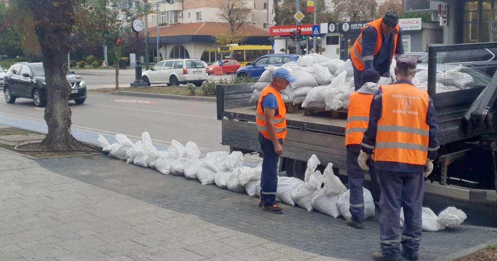 Se întâmplă în România! Locuitorii au furat până și sacii cu nisip puși împotriva inundațiilor