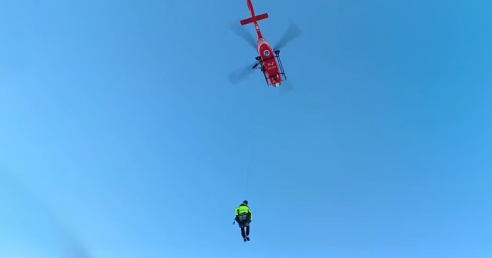 VIDEO. Tragedie în munți. Doi turiști morți, unul salvat cu elicopterul