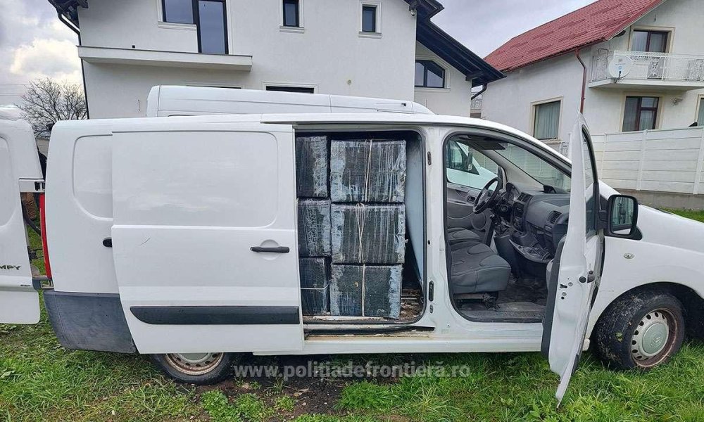 FOTO/VIDEO. Urmărire în trafic. Tânărul și-a abandonat ”marfa” de 100.000 euro și mașina în curtea unei case