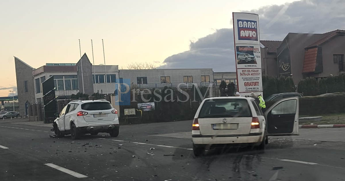 FOTO. Accident pe Drumul Botizului. Impact violent, mașinile au trebuit tractate