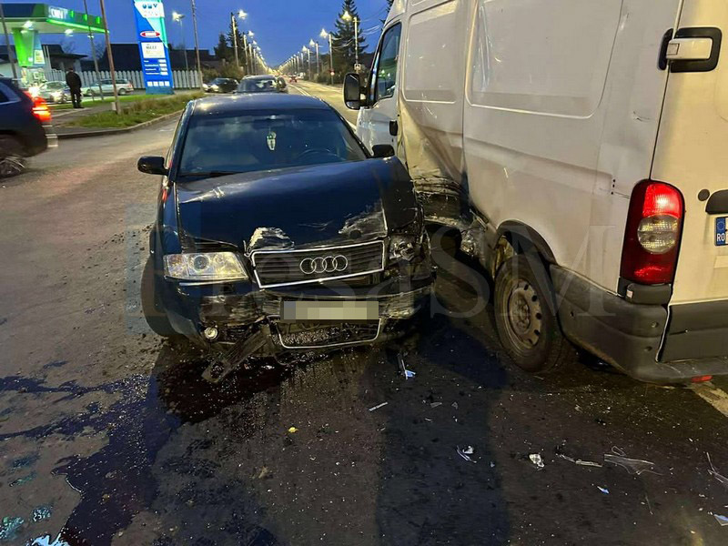 FOTO. Accident pe B-dul Blaga, în Satu Mare. Coliziune între un Audi și o dubă