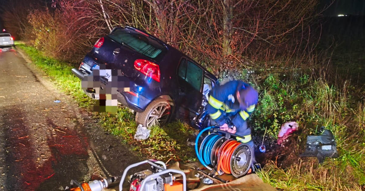 FOTO. O șoferiță s-a răsturnat cu mașina în șanț, în Halmeu! A rămas încarcerată