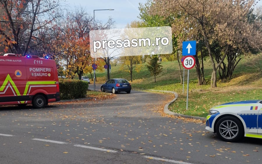 FOTO. Accident în Micro 16. Un biciclist a căzut în fața unei mașini