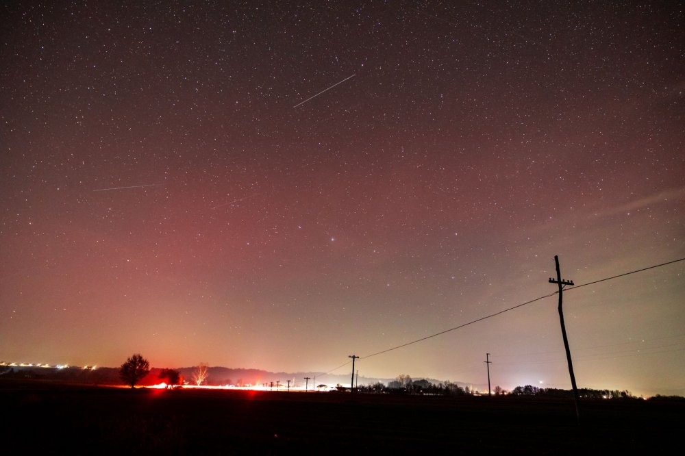 FOTO. Aurora boreală a fost vizibilă noaptea trecută și la noi în țară. Imagini din județele învecinate