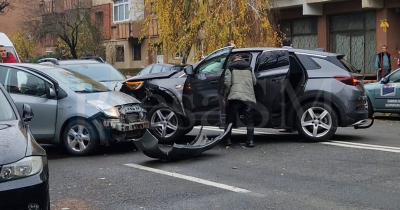 FOTO/VIDEO. Accident în lanț în municipiul Satu Mare. Coliziune între patru mașini