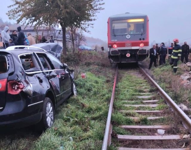 FOTO/VIDEO. Autoturism spulberat de tren. Doi adulți și un copil au fost răniți