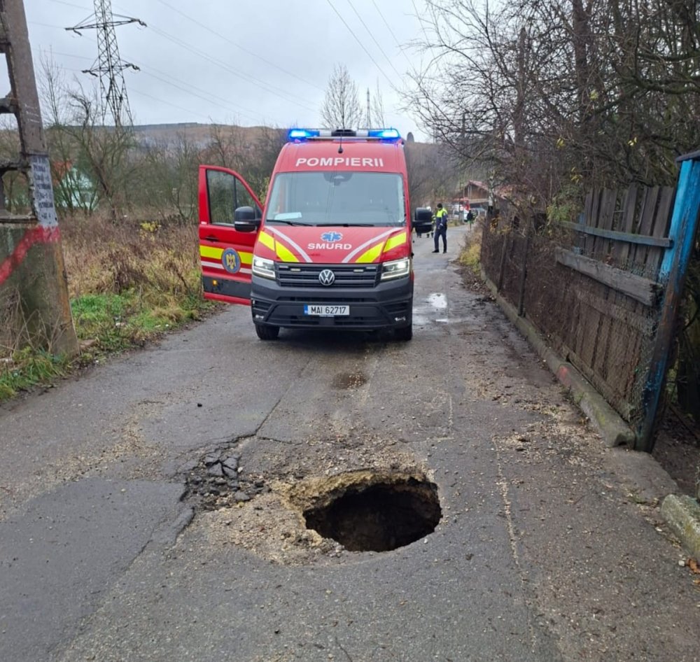 accident hunedoara groapa in asfalt.jpg