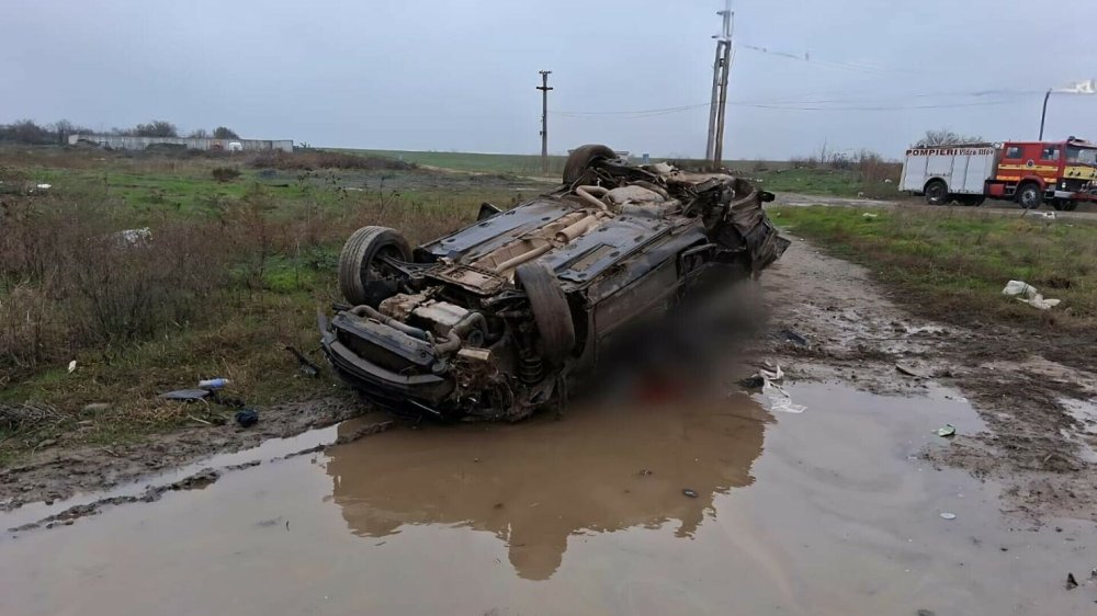 FOTO. Tragedie feroviară: Patru morți după ce un tren a lovit o mașină la o trecere la nivel cu calea ferată