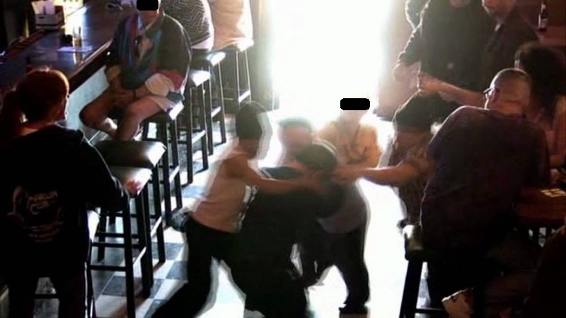 Un bărbat a luat la pumni și picioare clienții unei terase din Carei