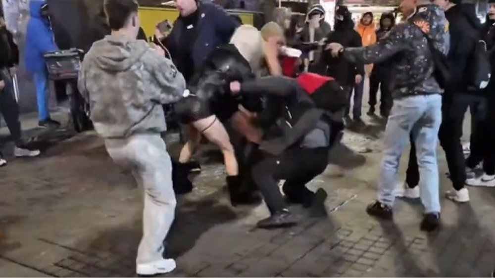 Bătaie generală, cu cuțit, șurubelniță și crosă de golf între mai mulți oșeni, la un chef