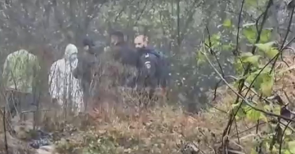 FOTO. Descoperire dramatică într-un județ din țară. Cadavrul unei tinere, găsit lângă o cale ferată. Ar avea urme de lovituri de cuțit