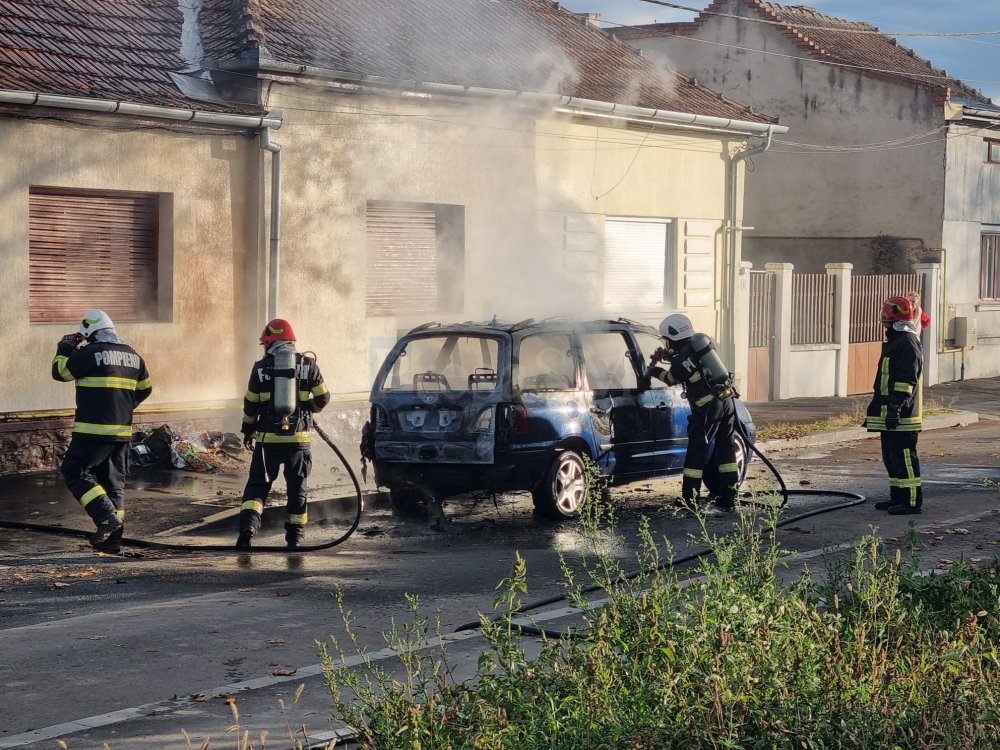 FOTO/VIDEO. Mașină făcută scrum în municipiul Satu Mare. Au intervenit pompierii
