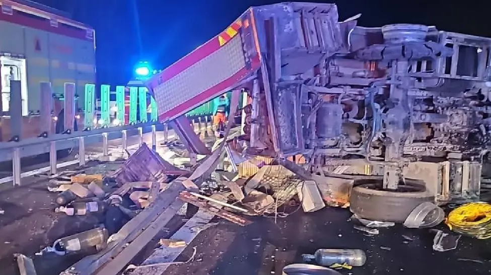 FOTO. Autospecială de Pompieri, răsturnată pe șosea. Cinci pompieri au ajuns la spital