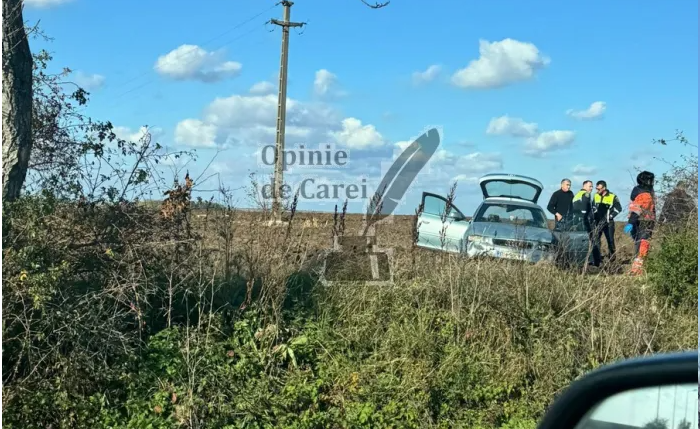 FOTO. Un șofer s-a răsturnat cu mașina pe câmp, în județul Satu Mare. A ajuns la Urgență